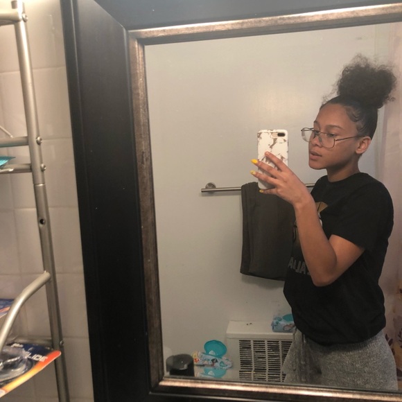 Welcome to my poshmark!! Besitos -shamia <3 - Picture 3 of 8